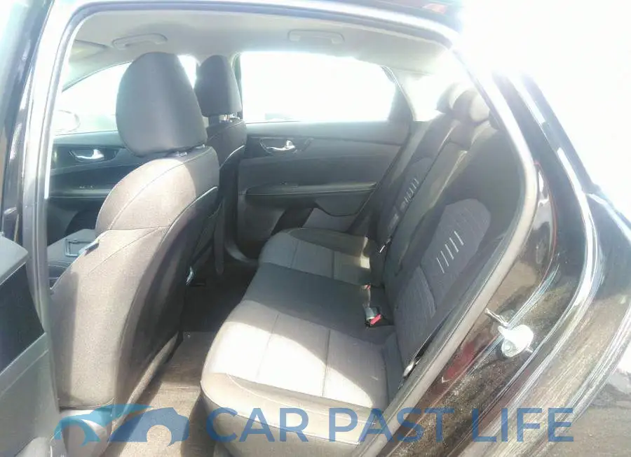 3KPF54AD8KE129215# 8