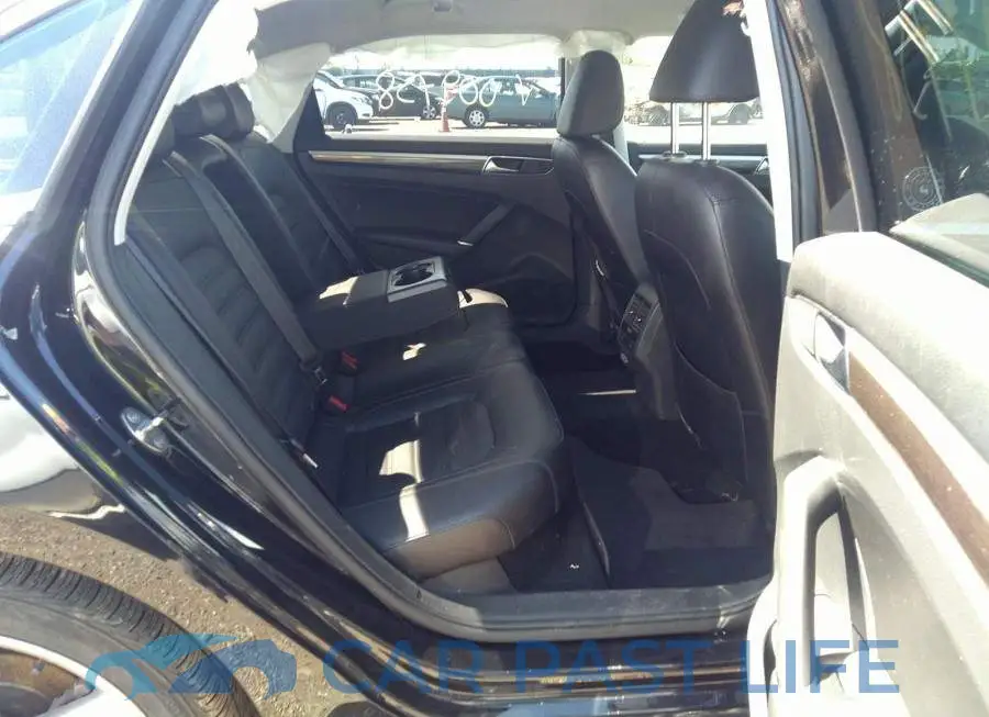 1VWKA7A36KC009758# 8