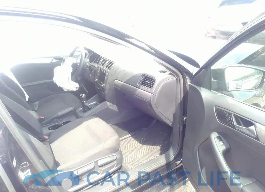 3VW167AJ1GM390257# 5