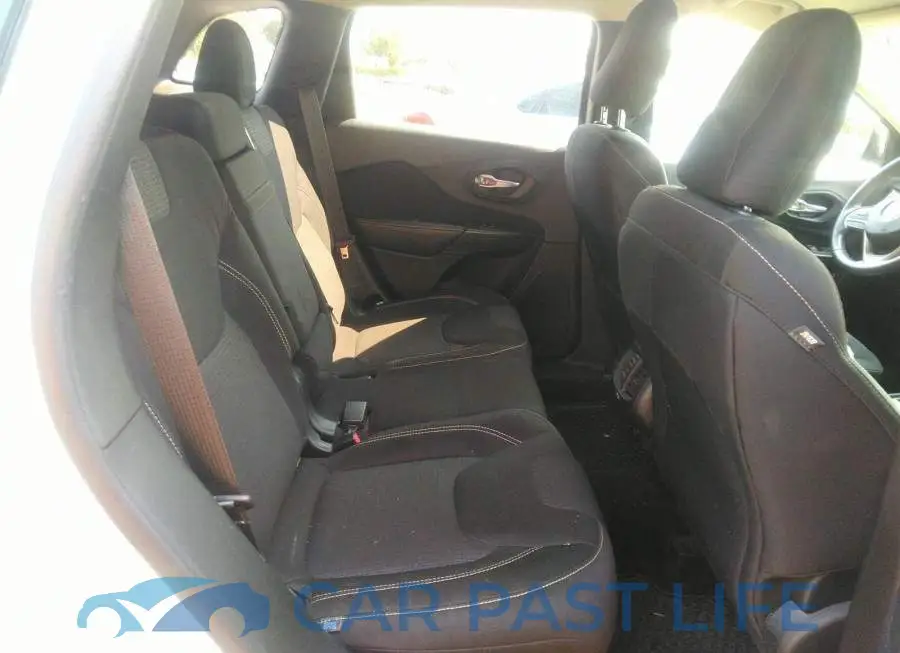 1C4PJLCB2FW581226# 8