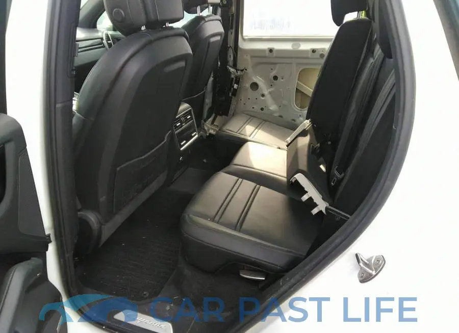 WP1AE2AY7KDA51950# 8