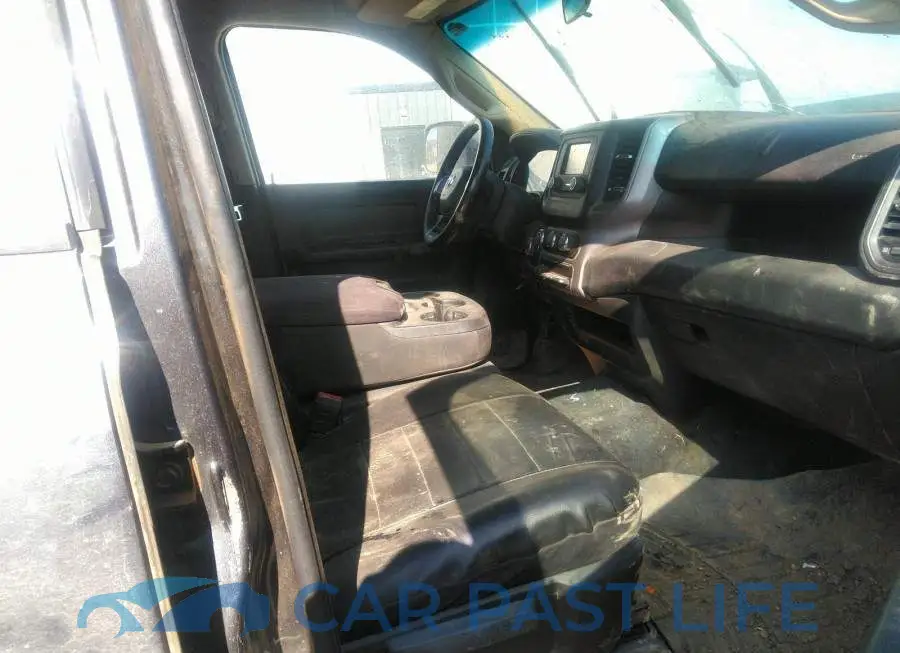 3C6UR5CJ6KG565691# 5