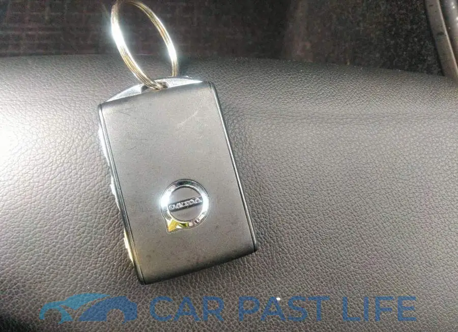 YV4L12UV0P2913784# 11