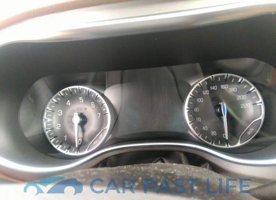 2C4RC1GG6KR702209# 7