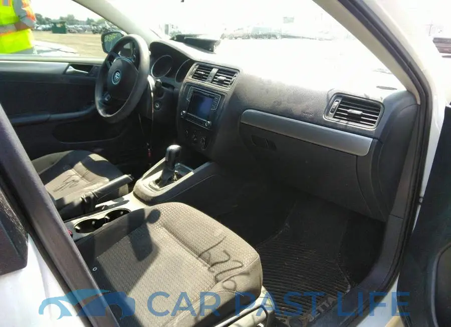 3VW267AJ2GM325793# 5