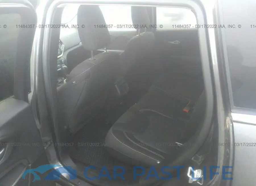 1C4PJLCB2FW590444# 8