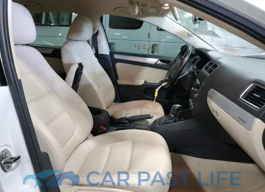3VW637AJ6EM311242# 5