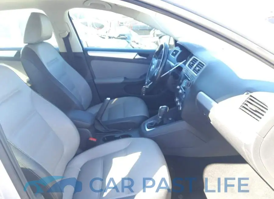 3VW637AJ9DM220660# 5