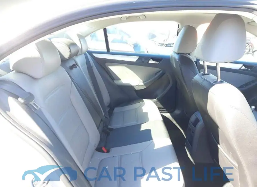 3VW637AJ9DM220660# 6
