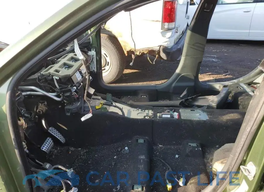 2C3CDXCT8LH175035# 7