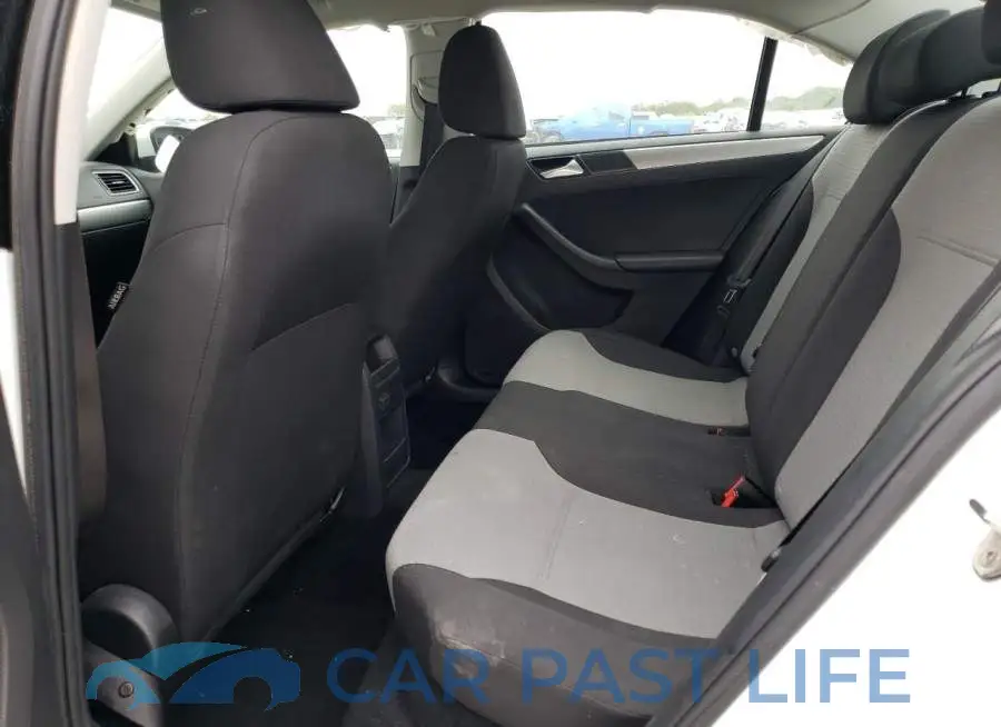 3VW2B7AJ9JM227962# 10