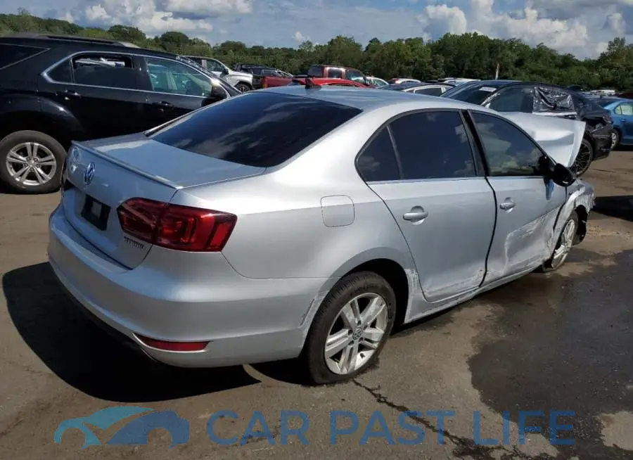 3VW637AJ8EM332352# 3