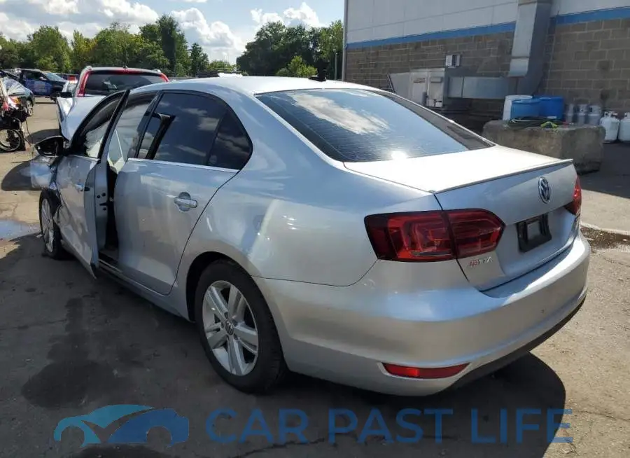 3VW637AJ8EM332352# 2