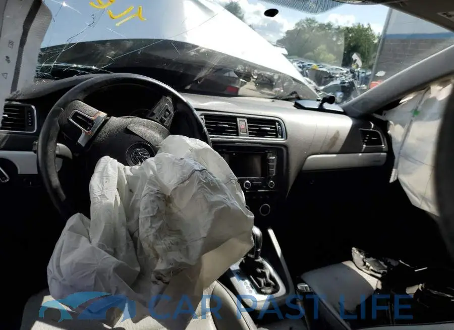 3VW637AJ8EM332352# 8