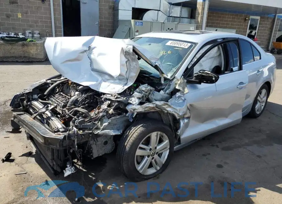 3VW637AJ8EM332352# 1