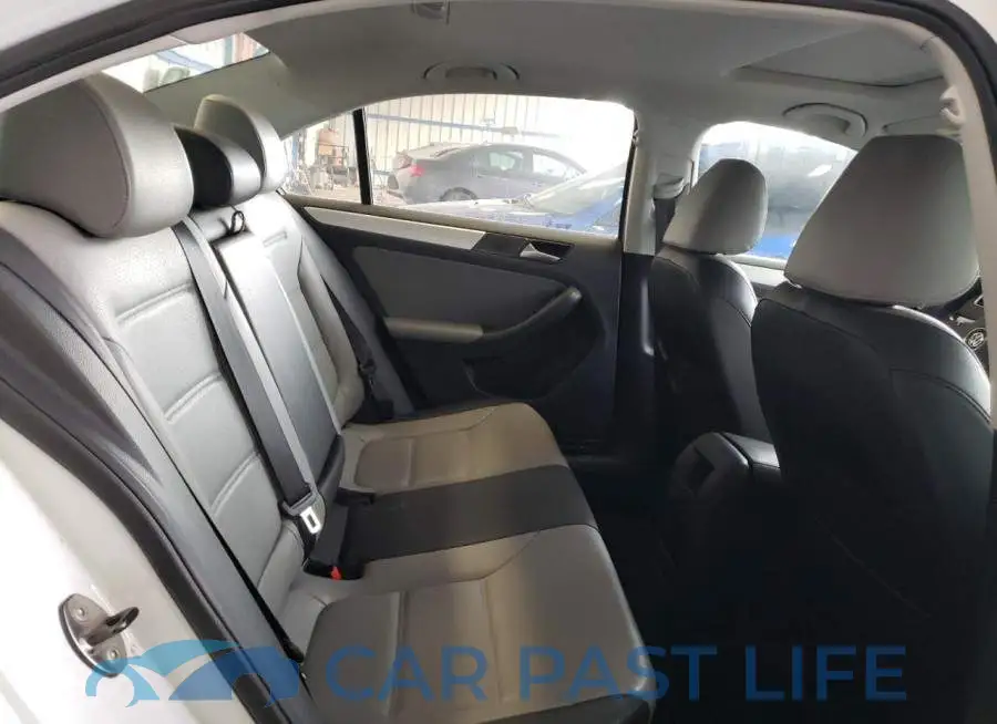 3VW637AJ4EM228893# 10
