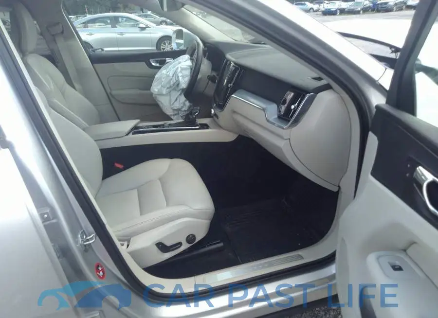 LYVA22RK9JB117031# 5