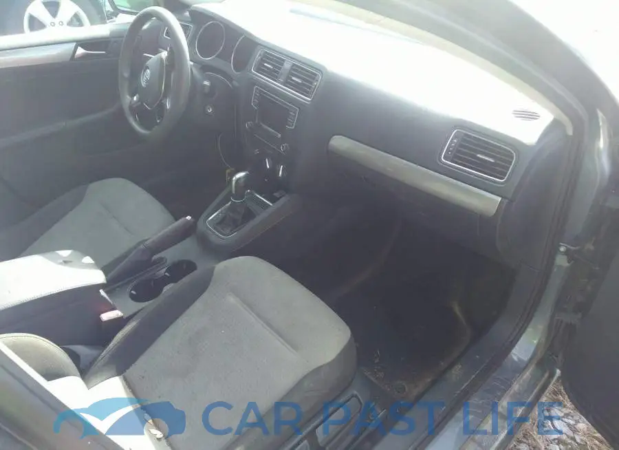3VW2B7AJ8HM220947# 5