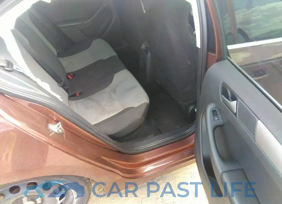 3VW2B7AJ8HM241099# 8