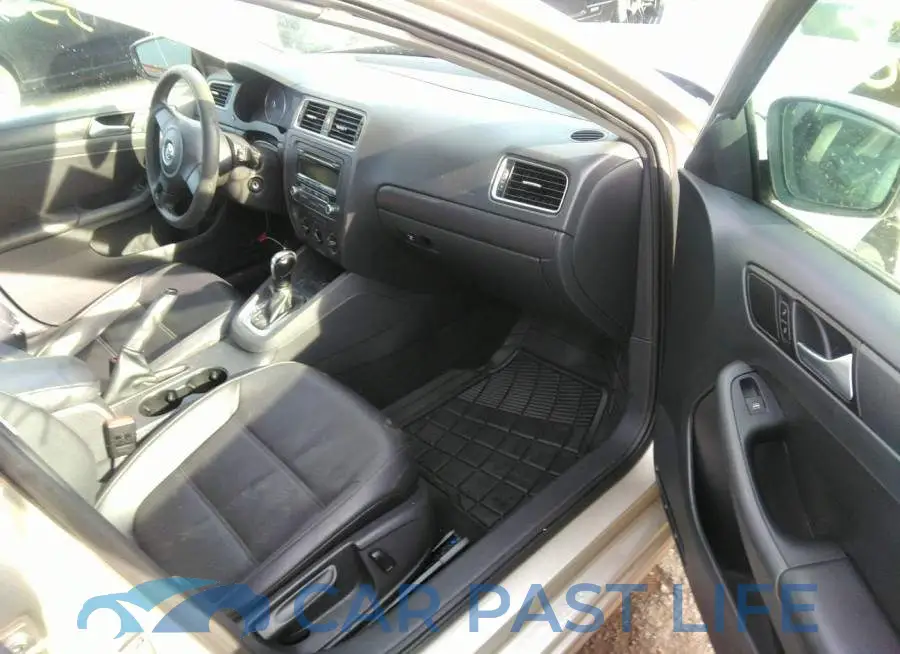 3VWD17AJ7EM263585# 5