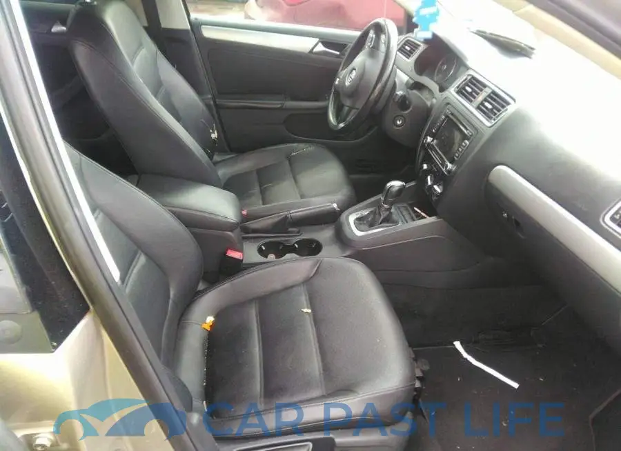 3VWDX7AJ8DM237669# 5