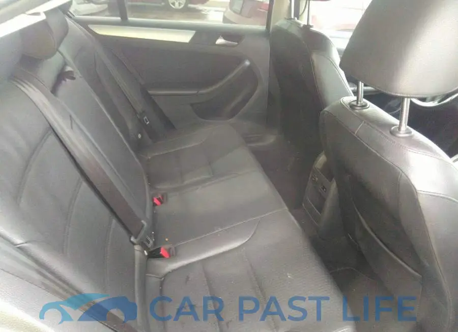 3VWDX7AJ8DM237669# 8