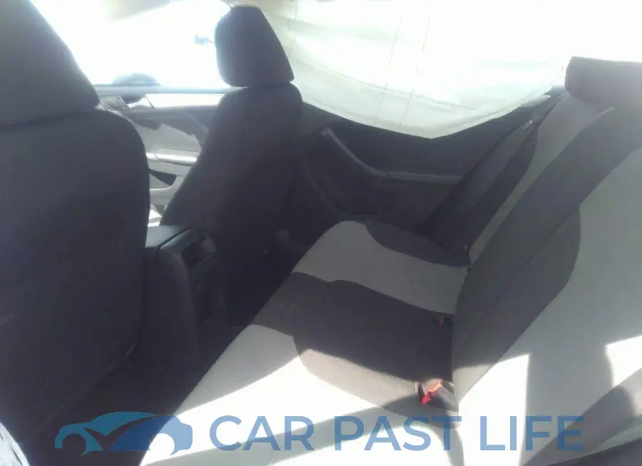 3VW2B7AJ9JM204018# 8