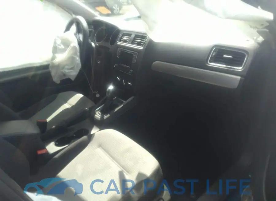 3VW2B7AJ9JM204018# 5