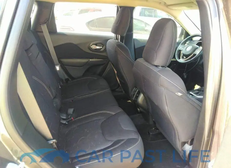 1C4PJLCB4FW670313# 8