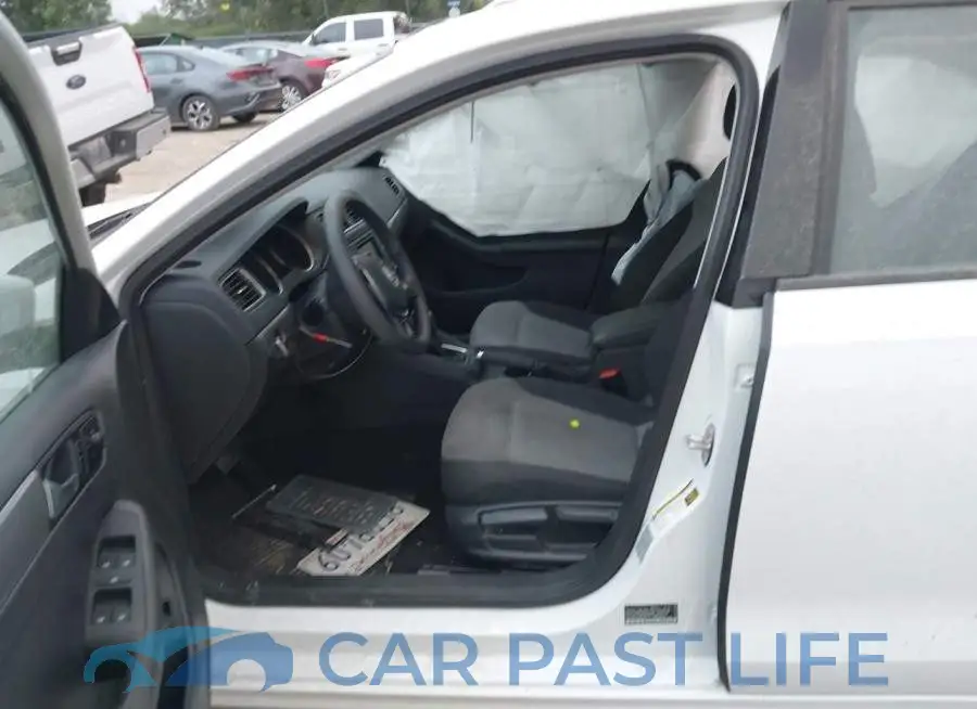 3VW2B7AJ9JM228674# 5