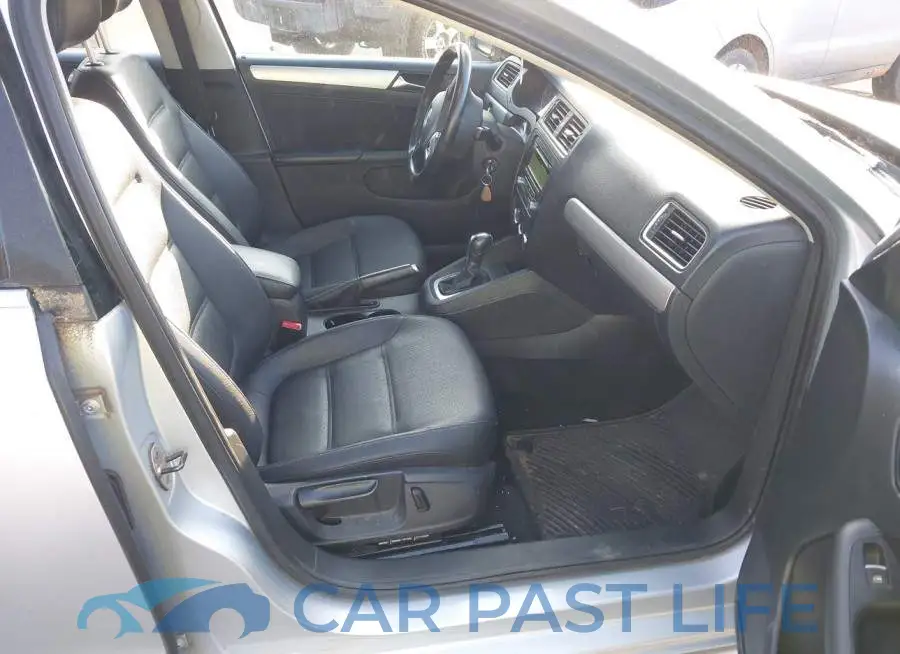 3VWDX7AJ0DM350435# 5