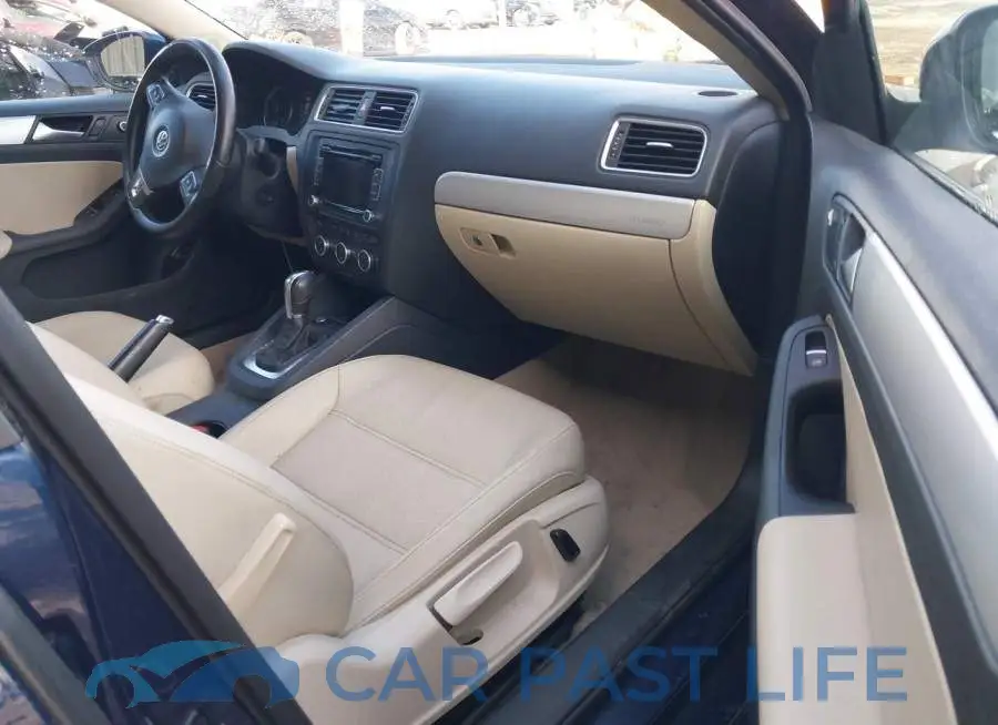 3VW637AJ8EM233711# 5