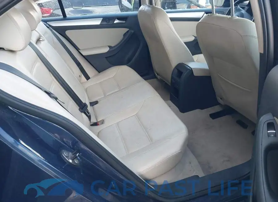 3VW637AJ8EM233711# 8