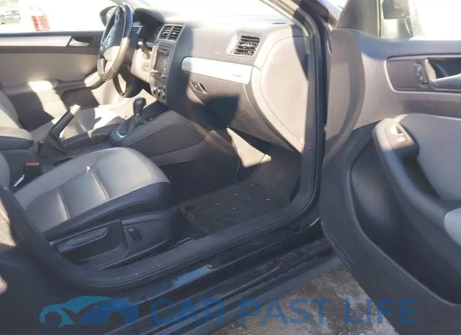 3VW637AJ9EM212043# 5