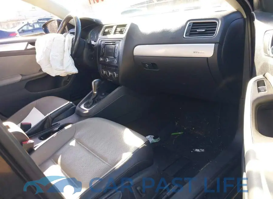 3VW637AJ8DM298069# 5