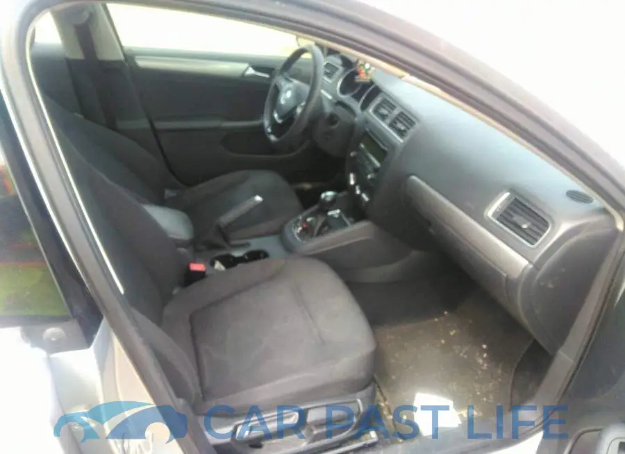 3VWD17AJ8FM229687# 5
