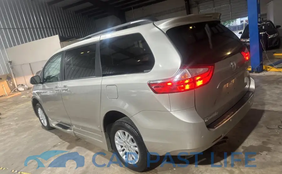 5TDYK3DC4GS752858# 3