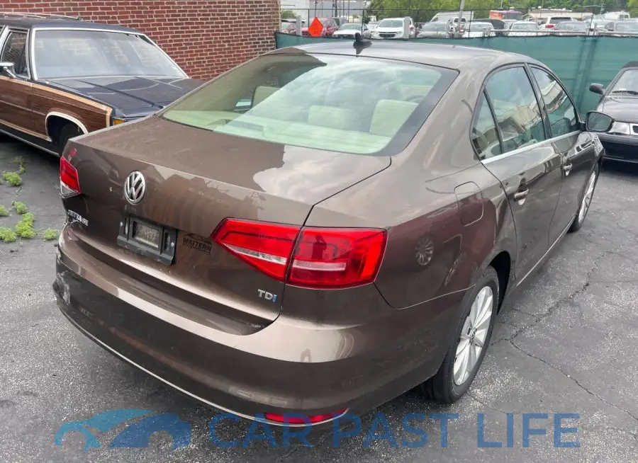 3VWLA7AJ5FM328429# 4
