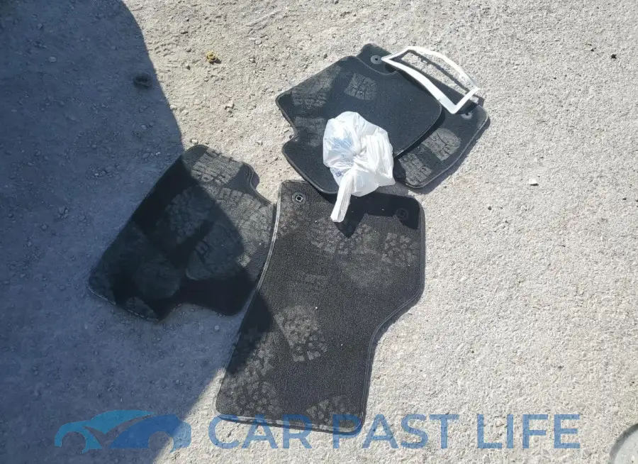 3VW5T7AU0KM002173# 12