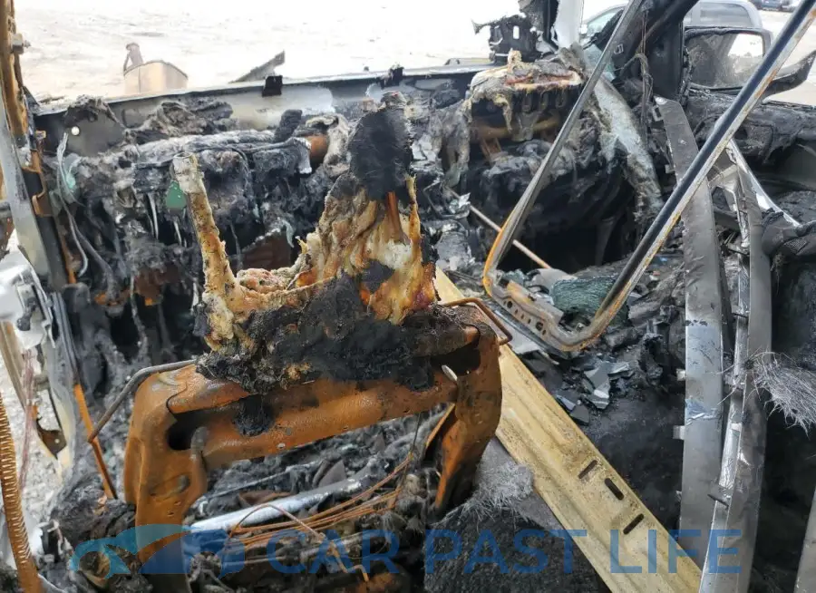 3GTU9DEL9KG148308# 8