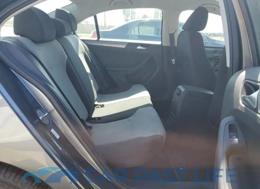 3VW2B7AJ2JM258308# 10