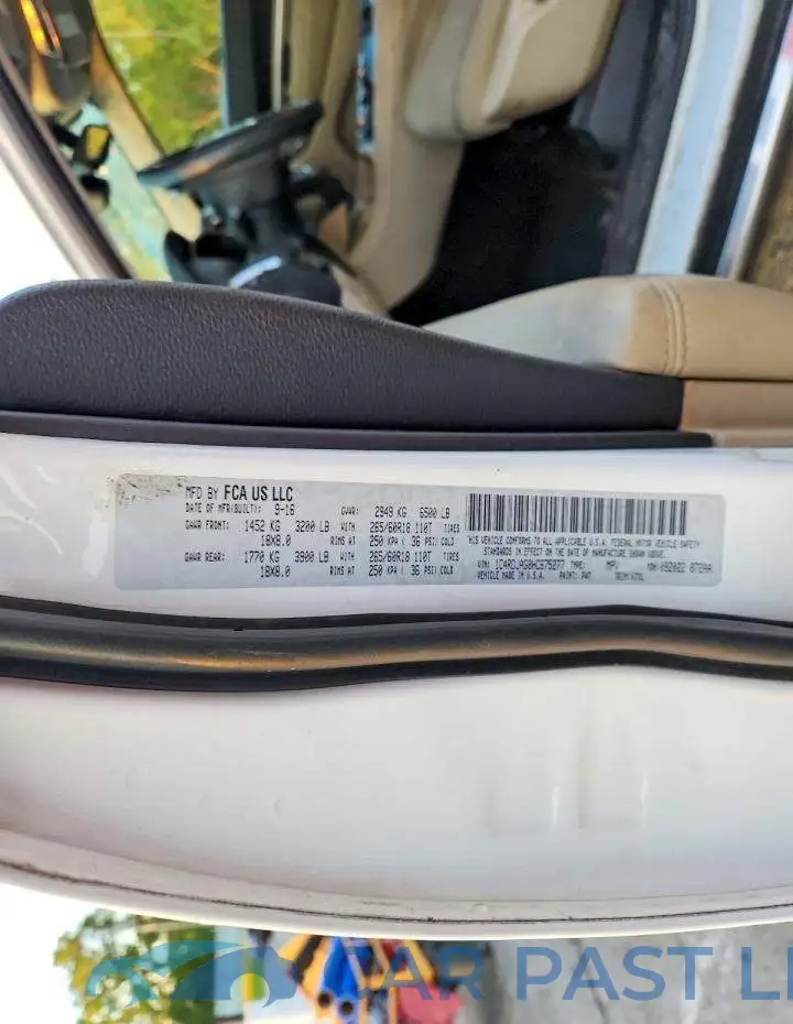 1C4RDJAG8HC675277# 13