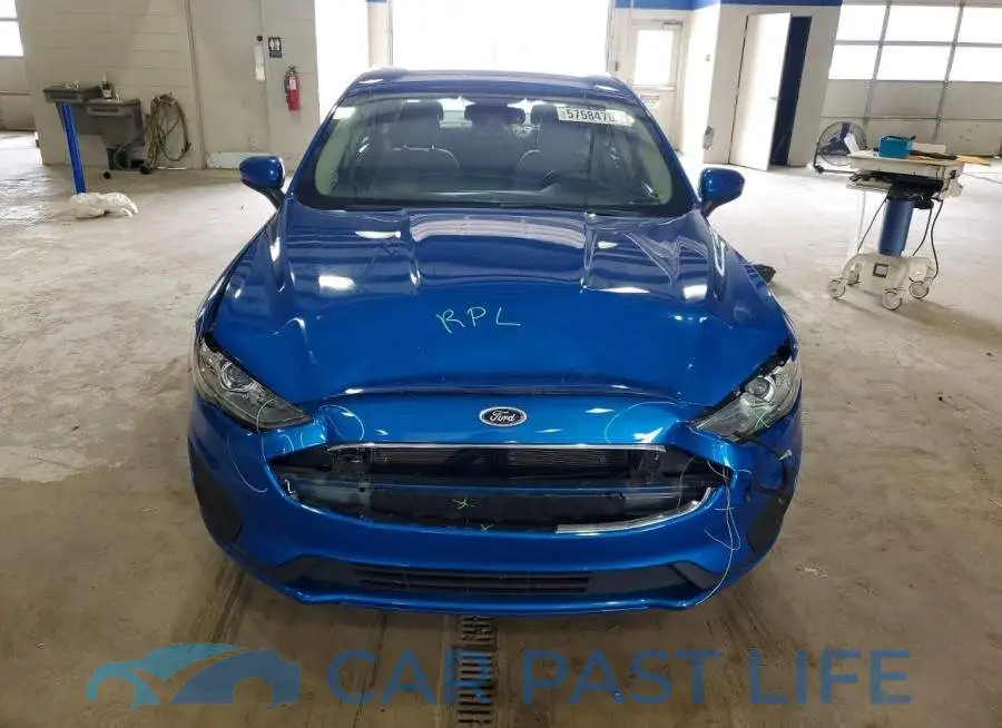 3FA6P0LUXKR100782# 5
