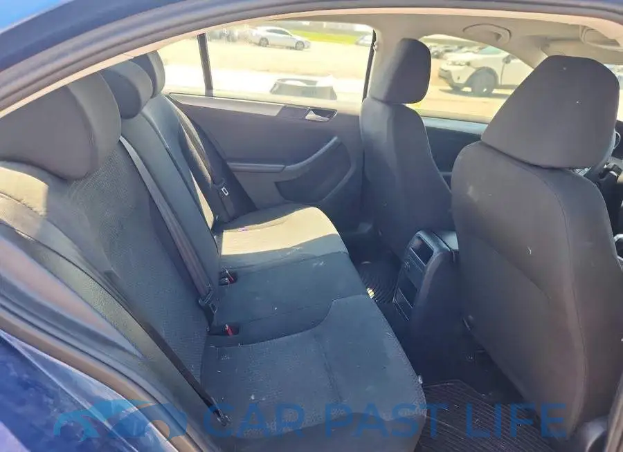 3VW2B7AJ4JM218618# 10