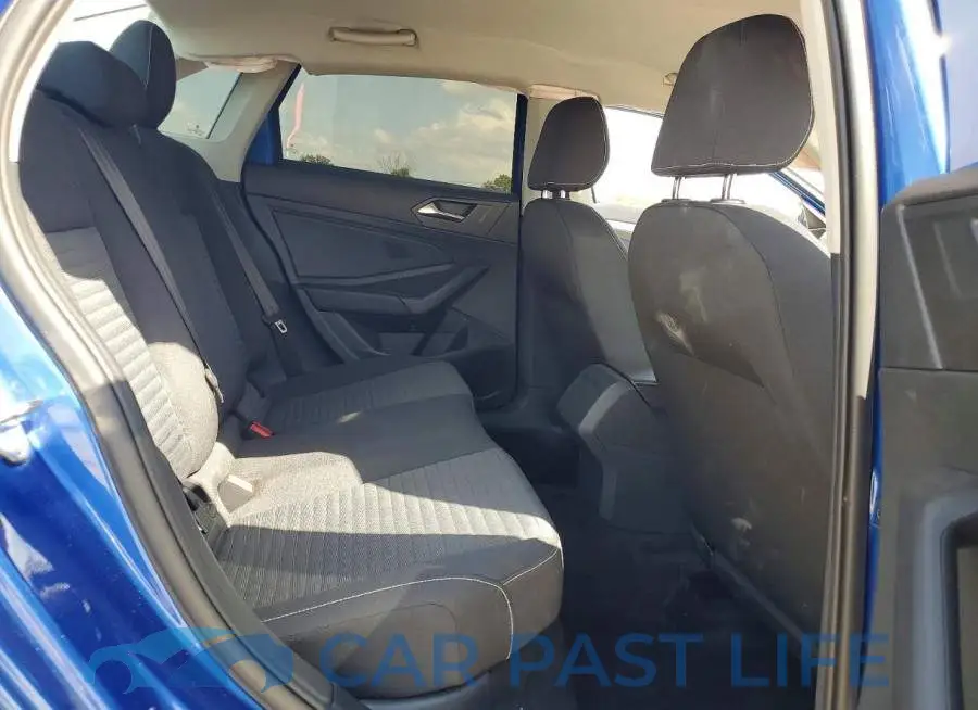 3VW5M7BU8PM028877# 10
