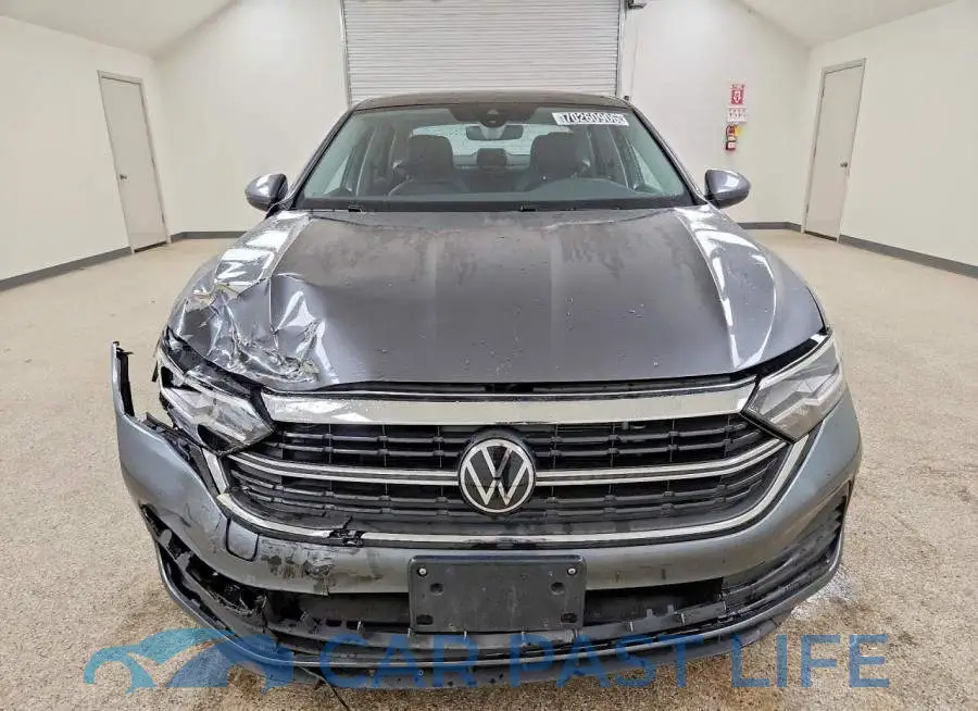 3VW7M7BUXRM072813# 5