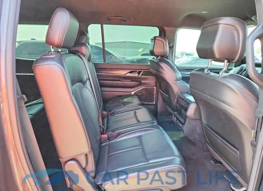 1C4SJUAT4NS213213# 11