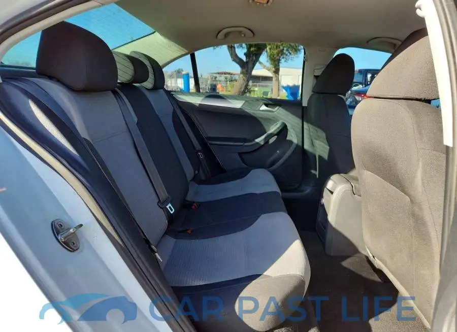 3VW2B7AJ2JM261242# 10