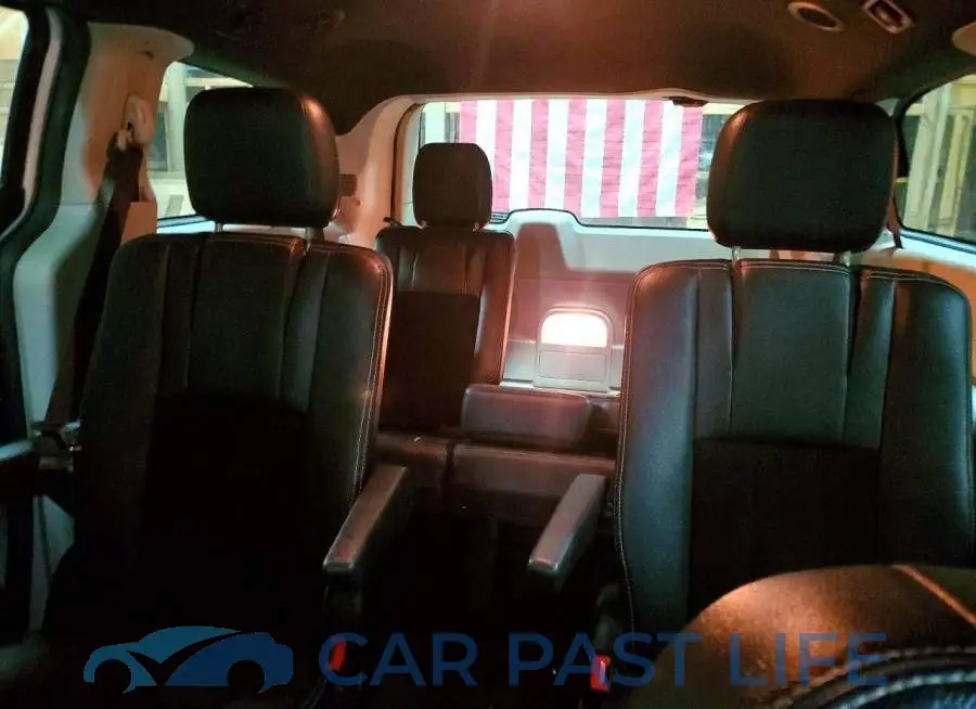 2C4RDGCG5JR206676# 10