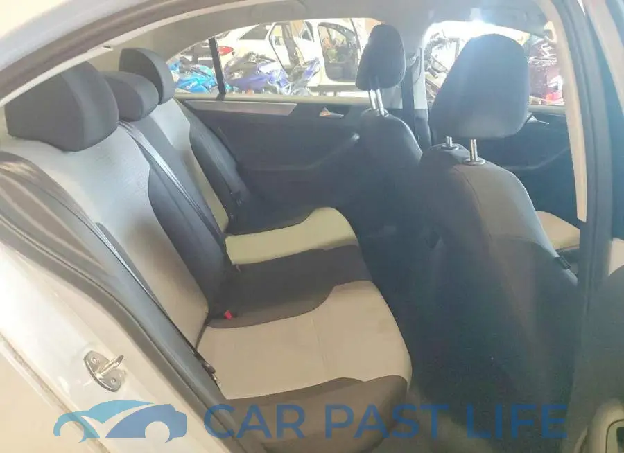 3VW2B7AJ8JM245126# 10